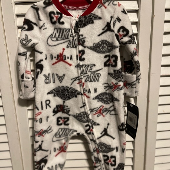 Jordan Footed Sleep and Play 0-3 months - Picture 3 of 5